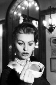 how to wear pearls like Sophia Loren