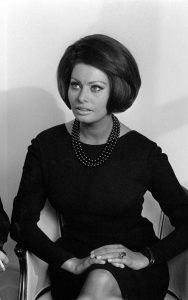 how to wear pearls like Sophia Loren
