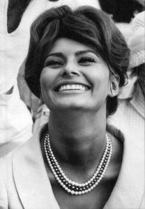 how to wear pearls like Sophia Loren