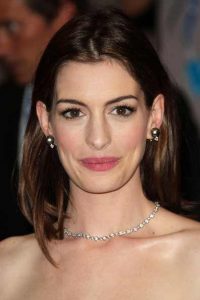 anne hathaway wearing black pearl earrings set