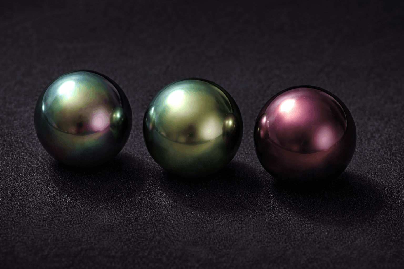 pearlsonly-blog-107-image-5-pearl - الألوان العلوية التي تهم - أقراط اللؤلؤ الطاهيتي الأسود - pearlsonly